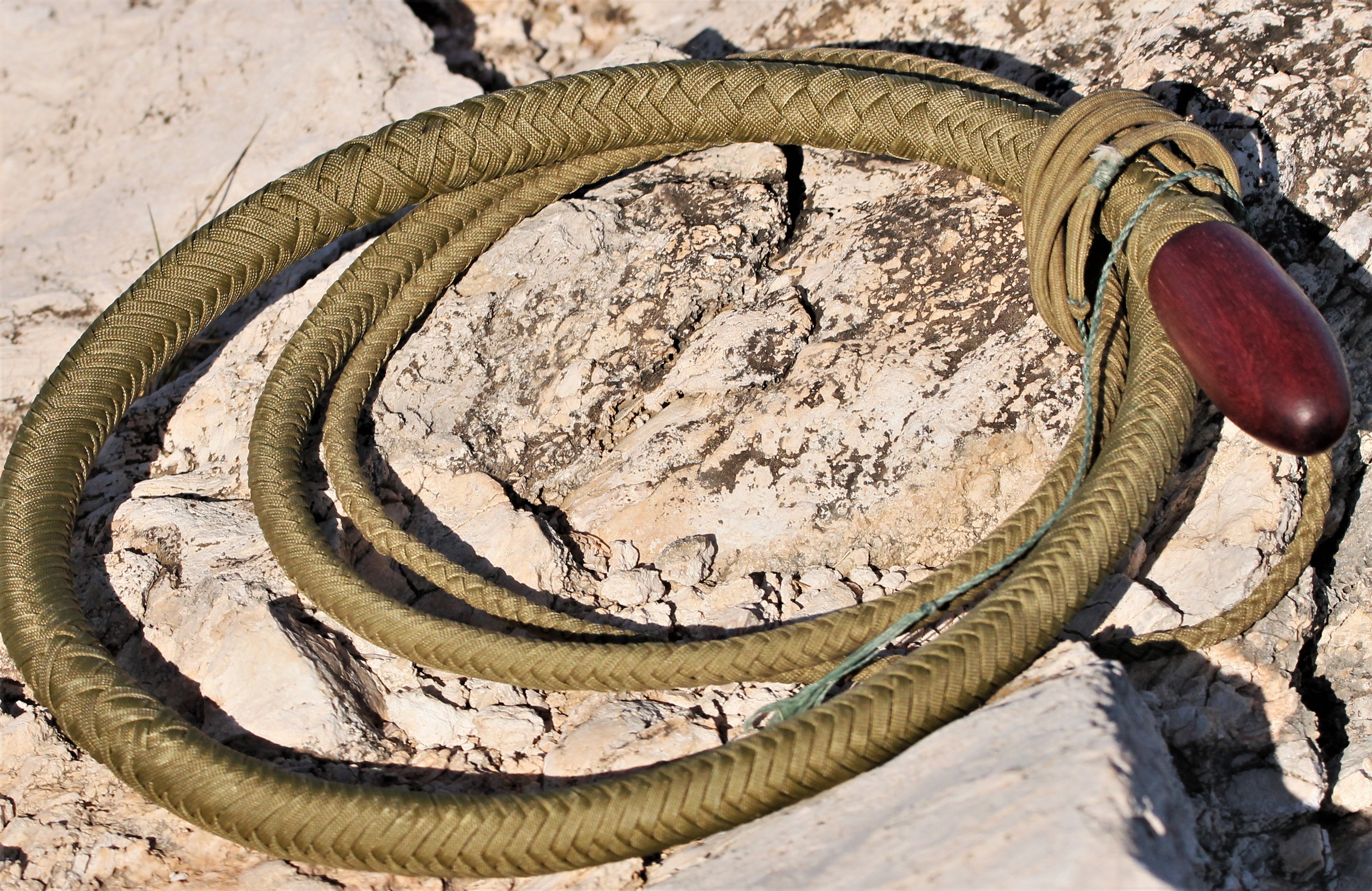 8 ft gold snake whip (3)